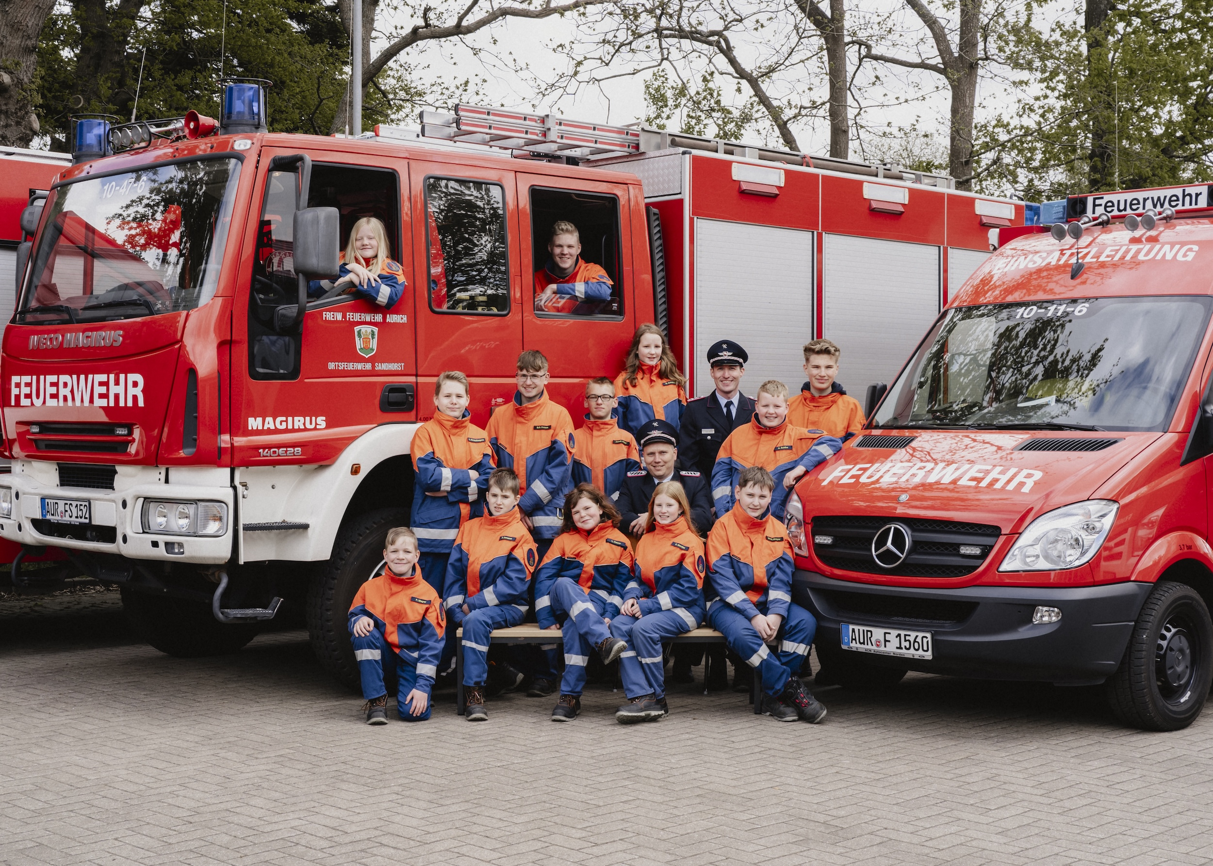 Gruppenbild der Jugendfeuerwehr vor den Einsatzfahrzeugen